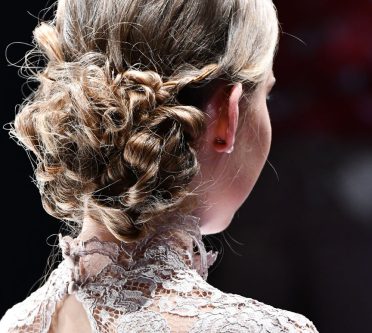 Braut_Hochsteckfrisur_Moroccanoil_Foto_Melanie_Fredel