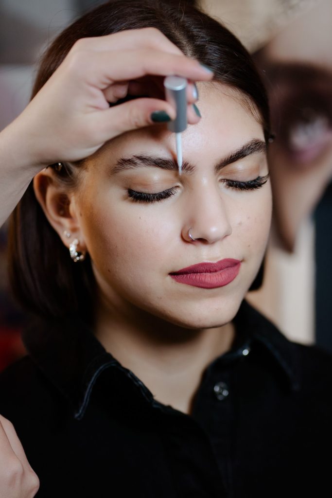 Zusatzgeschäft: Brow-Styling im Salon 11 Auf dem Bild wird Bowkleber auf die Augenbraue gegeben