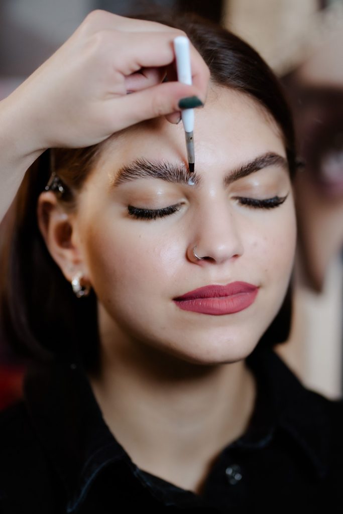 Zusatzgeschäft: Brow-Styling im Salon 13 Im Bild wird die Browlifting Lotion 2 aufgetragen