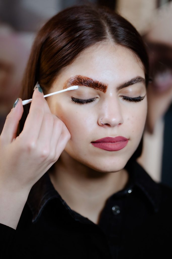 Zusatzgeschäft: Brow-Styling im Salon 14 Im Foto werden die Augenbrauen gefärbt