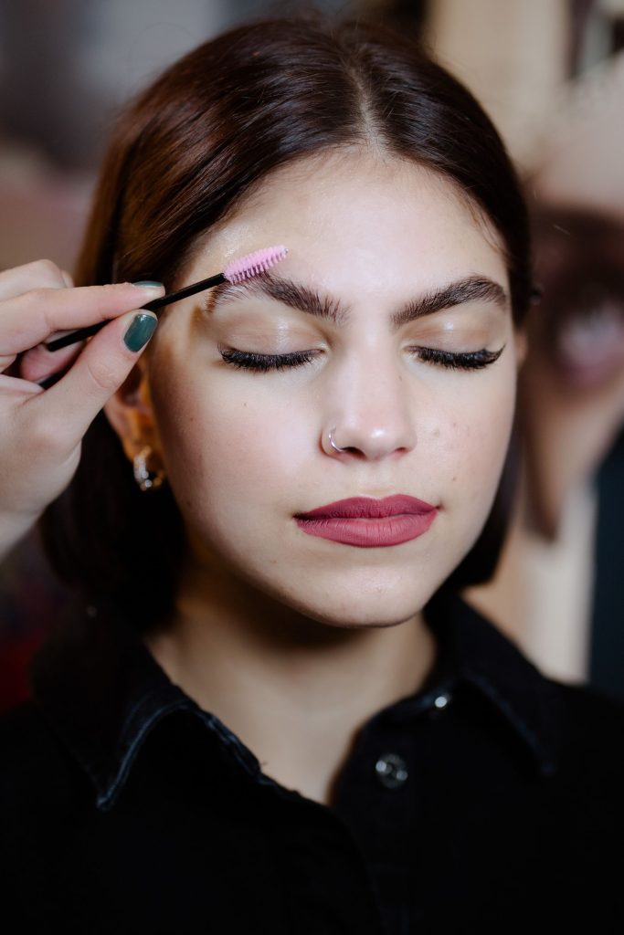Zusatzgeschäft: Brow-Styling im Salon 15 Im Bild werden die Augenbrauen mit einem Bürstchen gereinigt