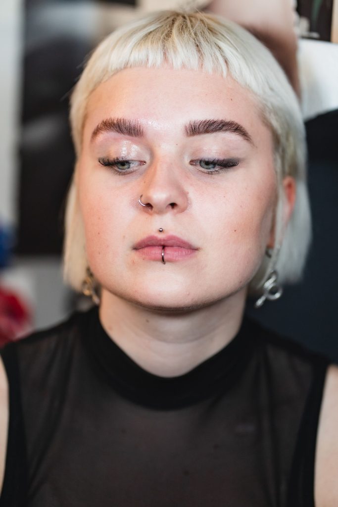 Zusatzgeschäft: Brow-Styling im Salon 8 Das Bild zeigt eine junge Frau mit frisch gewachsten Augenbrauen