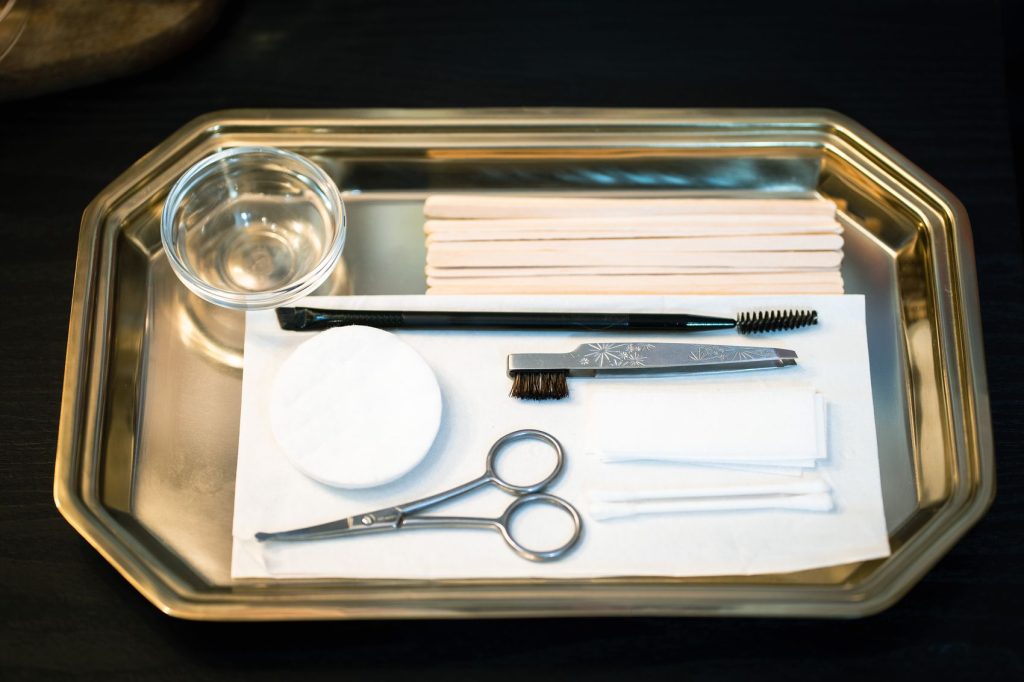 Zusatzgeschäft: Brow-Styling im Salon 9 Zu sehen ist Arbeitsmaterial für ein Augenbrauenwaxing