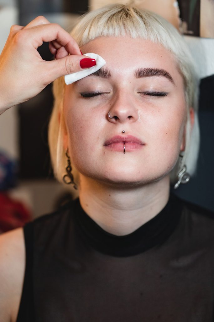Zusatzgeschäft: Brow-Styling im Salon 1 Reinigen der Haut mit Mizellenwasser