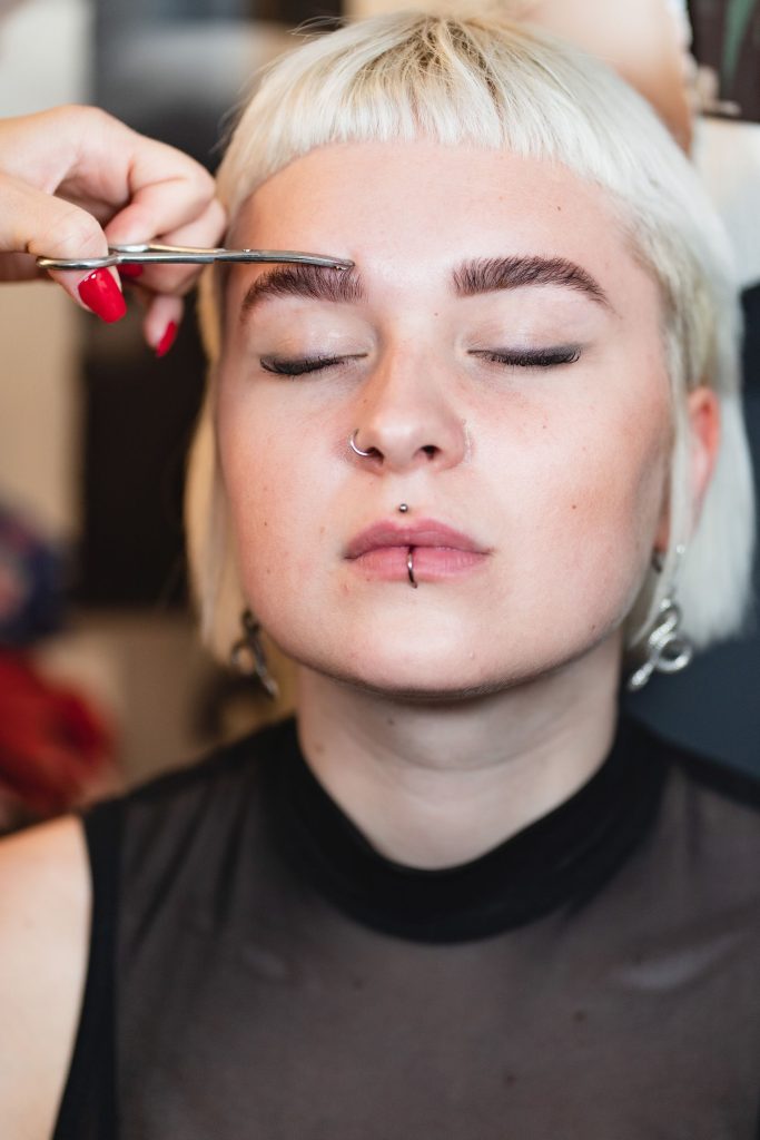 Zusatzgeschäft: Brow-Styling im Salon 2 Brauen in Form schneiden und auskämmen