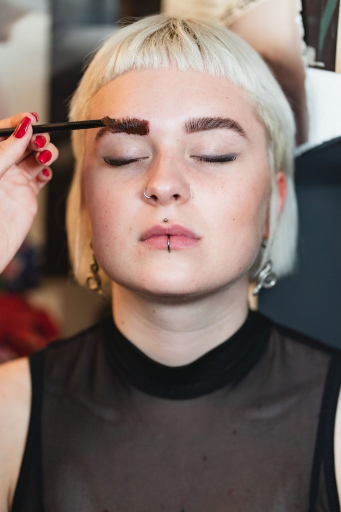 Zusatzgeschäft: Brow-Styling im Salon 3 Augenbrauen werden gefärbt