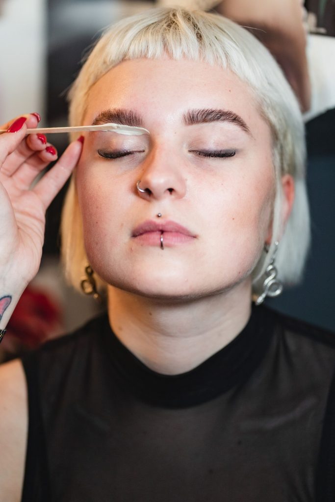 Zusatzgeschäft: Brow-Styling im Salon 4 Augenbrauenwaxing-Produjt wird aufgetragen