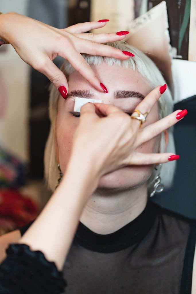 Zusatzgeschäft: Brow-Styling im Salon 5 Das Foto zeigt das Modellieren der Augenbraue