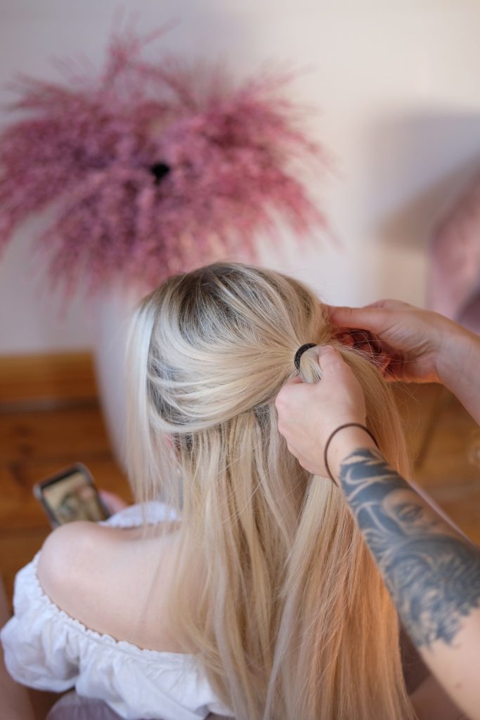 Step 2 des Pferdeschwanzes. Die Haare werden halbiert