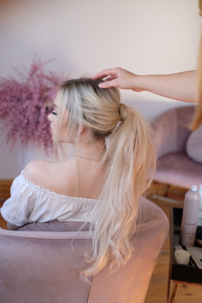 Step 6 des Pferdeschwanzes: Die Haarsträhne wurde mit einer Nadel fixiert