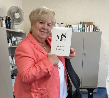 Margot Schmitt im Büro