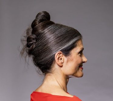 graue Haare Trend damen seitlich