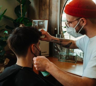 Ein Friseursalon wie ein Wohnzimmer zwei stühle