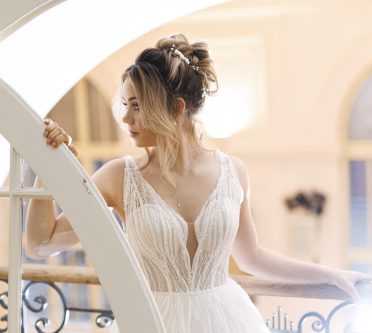 Das Bild zeigt eine lässig gestylte Brautfrisur.