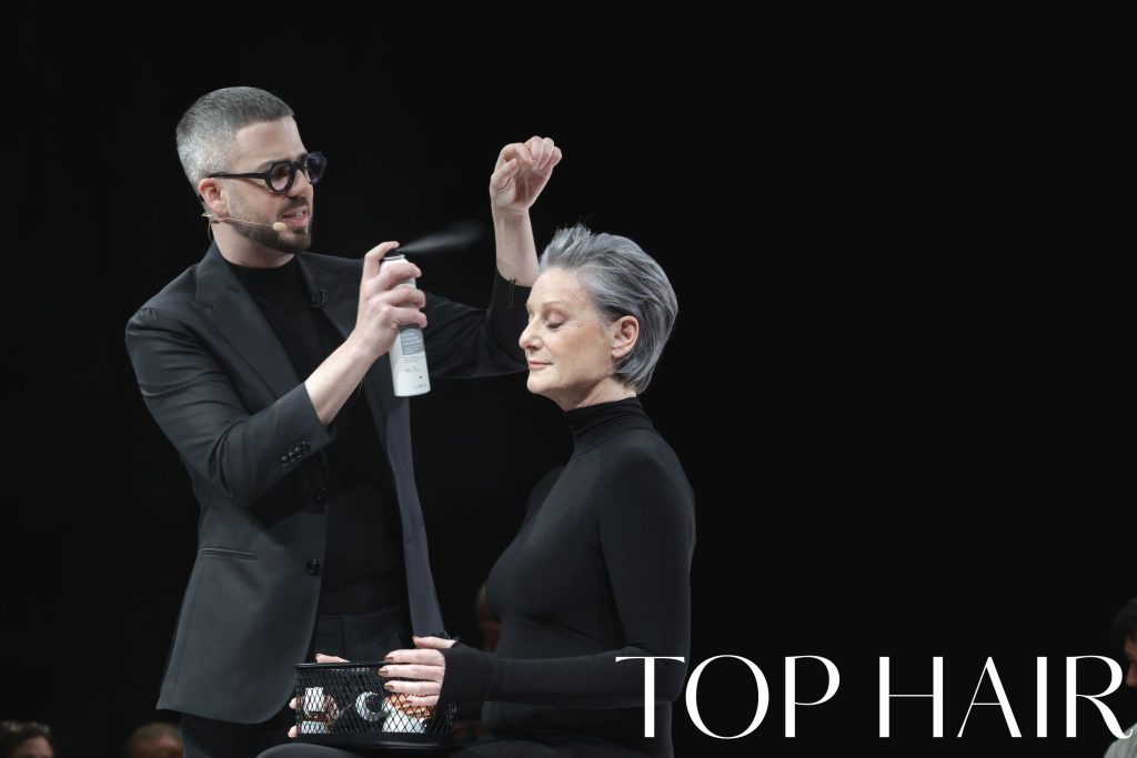 Friseur Martin Dürrenmatt stylt die graue Kurzhaarfrisur einer Dame mit Haarspray