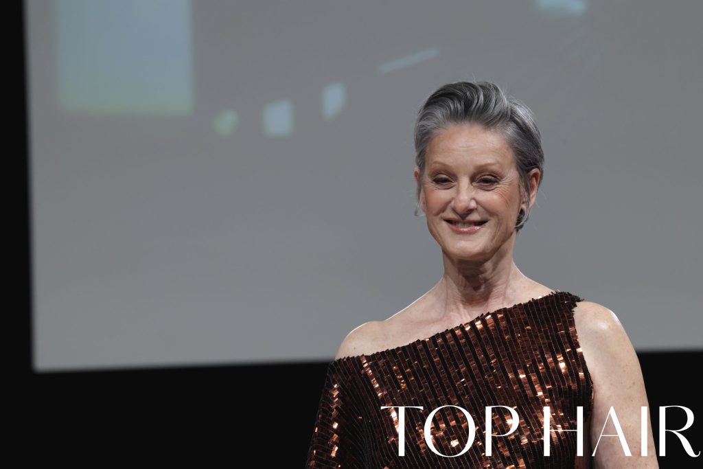 Dame mit grauen Haaren und moderner Kurzhaarfrisur