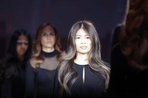sanfte, blonde Highlights in asiatischem Haar, kreiert von Guy Tang