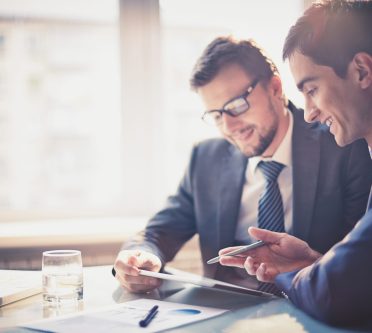 Wer die Steuererklärung mit seinem Steuerberater macht, hat einen längere Abgabefrist. Foto: Shutterstock_Pressmaster