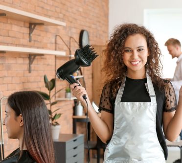 Junge Praktikantin im Friseursalon