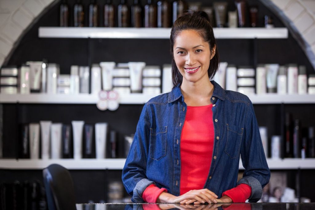 Mindestlohn Friseure im Fokus - das gilt 2025 6 Besitzerin Friseursalon
