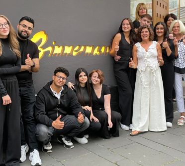 Das Bild zeigt Friseurunternehmer Oliver Zimmermann mit seinem Team