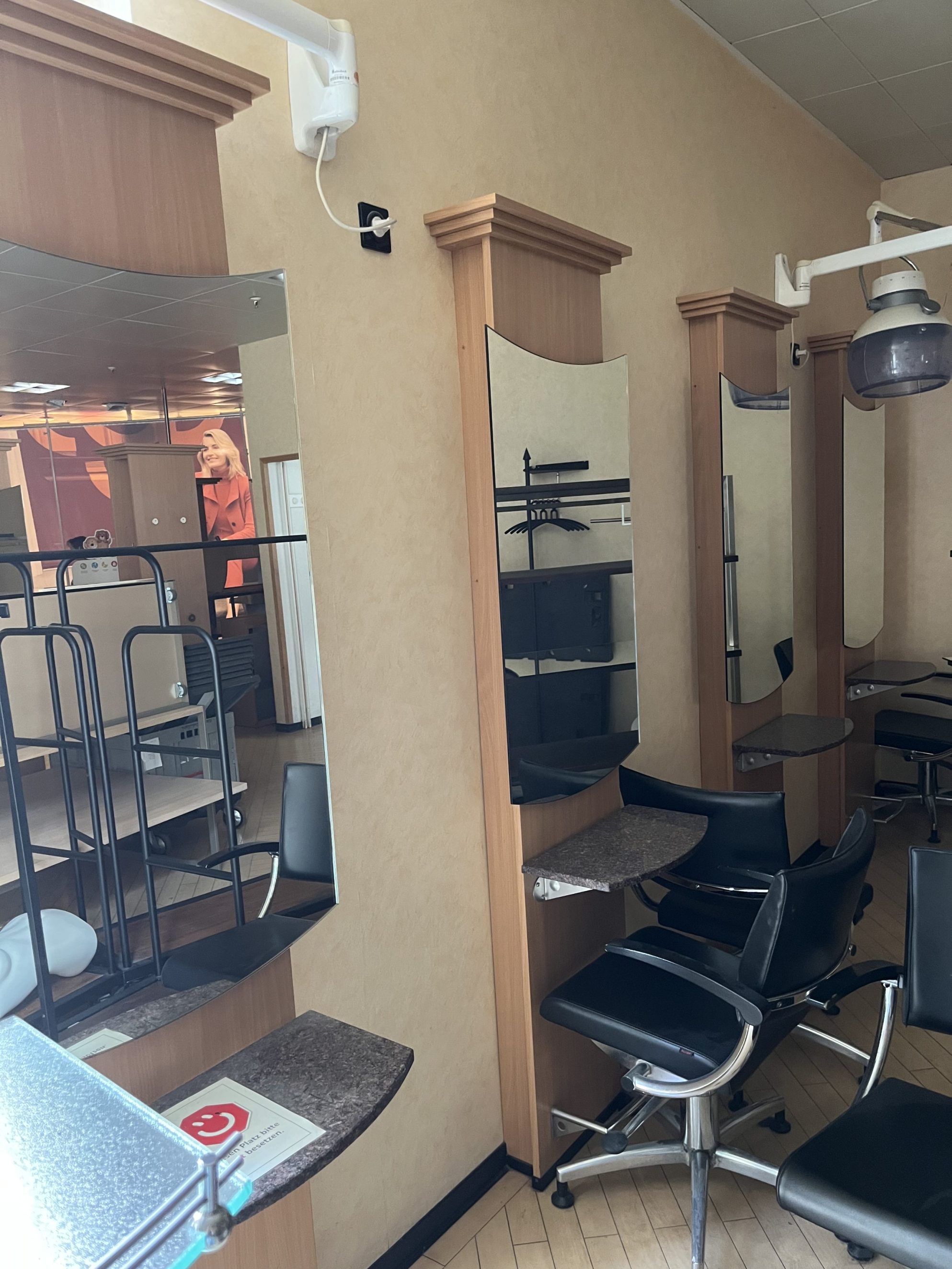 Innenansicht mit Friseur-Arbeitsplätzen