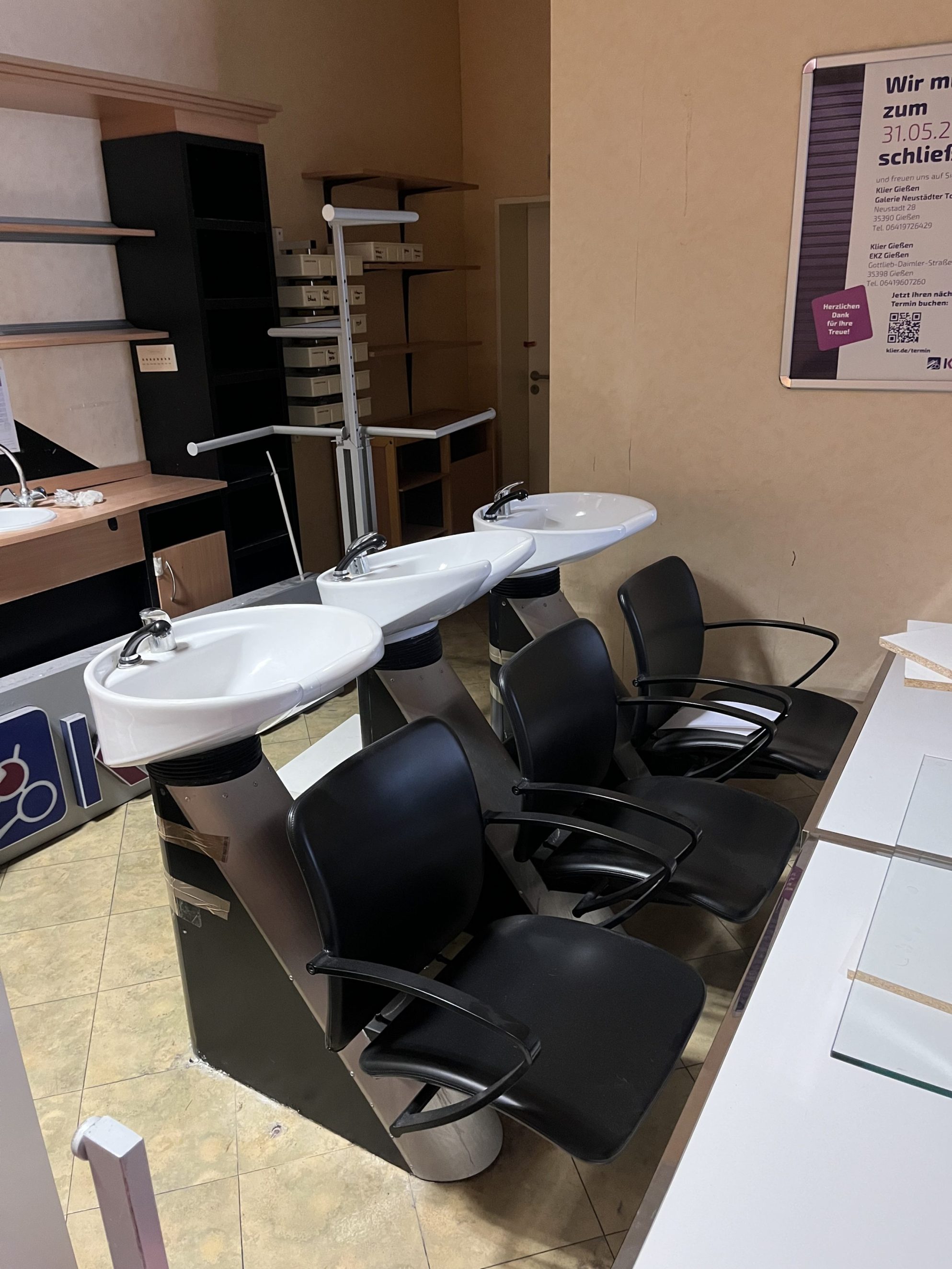 Innenansicht mit drei Friseur-Waschplätzen