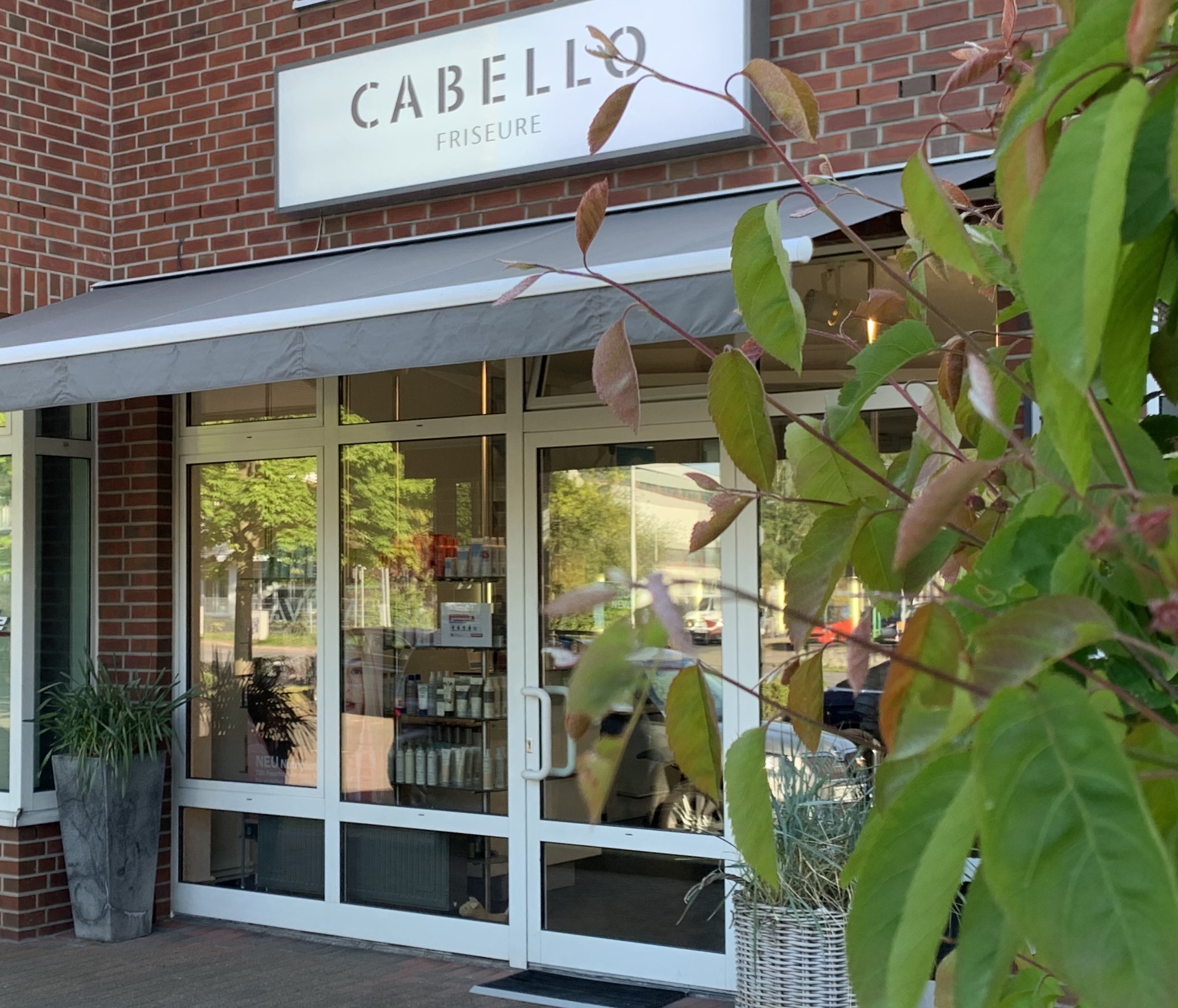 Außenfassade mit EIngang von Cabello Friseure