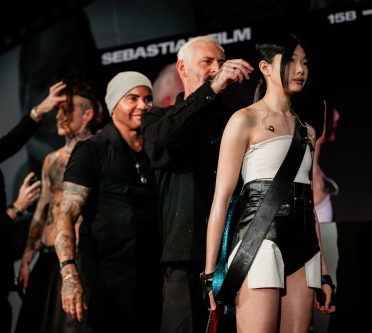 Aufmacher_Sebastian Anthony Cole Shay Dempsay Shay Dempsey stylt einem Model einen Slicked Back Ponytail