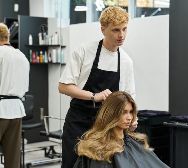 Ein Friseur bespricht mit einer Kundin das weitere Vorgehen für Airtouch.