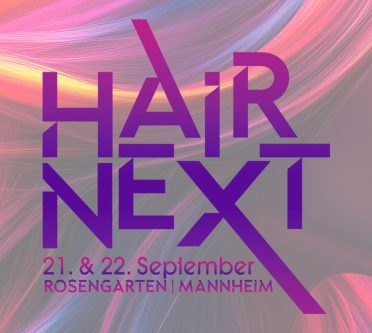 Hairnext-Mannheim-2025 Zu sehen ist das Logo der Friseurveranstaltung HJair Next 2025 in Mannheim. Im Hintergrund ist ein KI Frauengesicht im Profil mit bunten Haaren zu sehen.