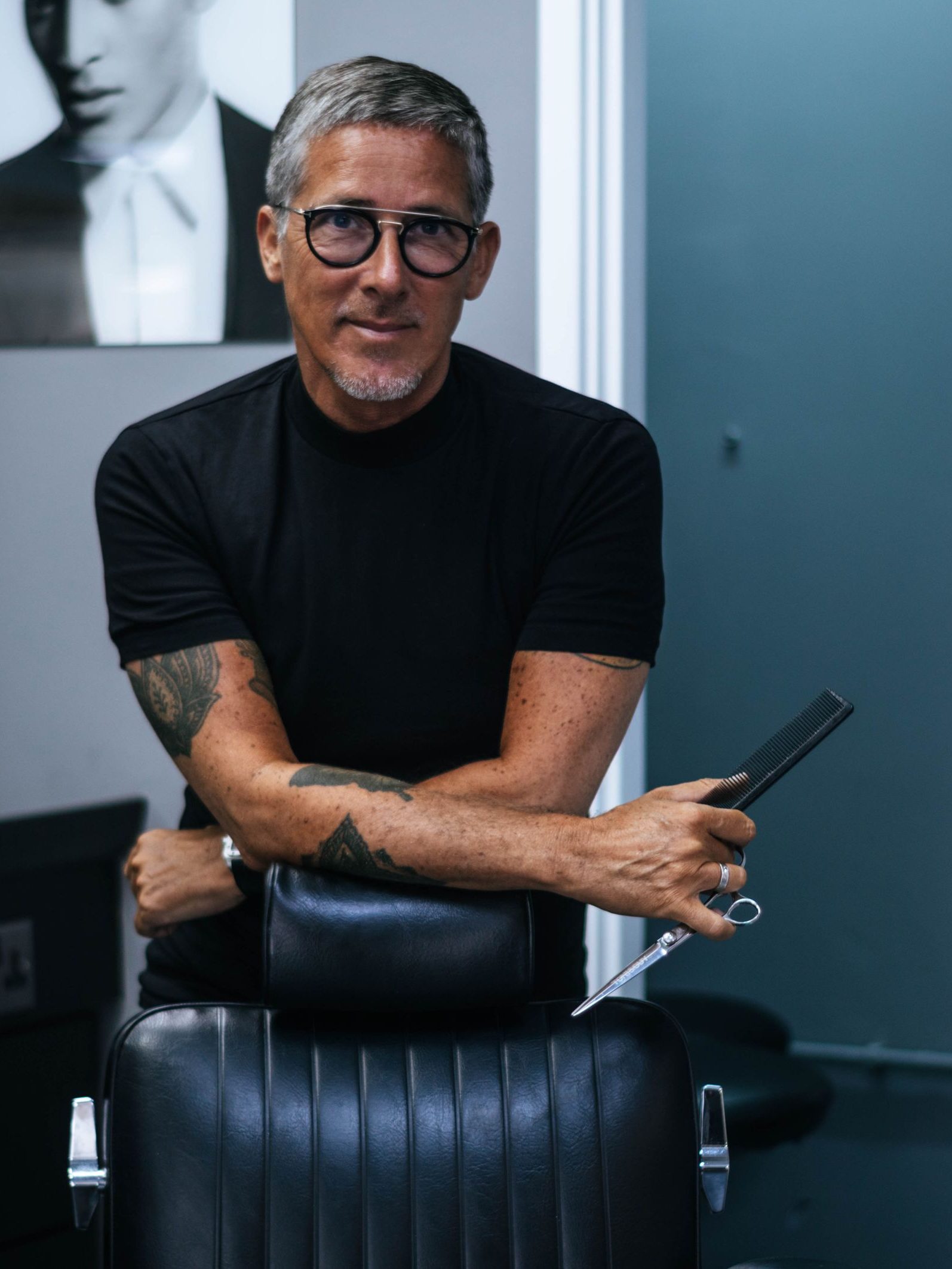 Retro-Frisuren für Männer erleben 2025 ein Revival 4 Der Herrenfriseur Jim Shaw an einem Bedienstuhl