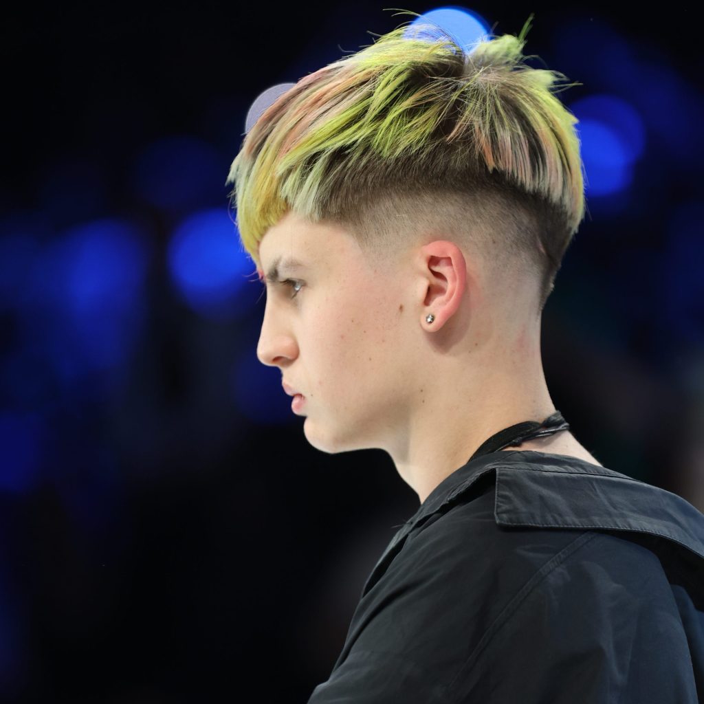 Haartrends: Diese Frisuren müssen Männer im Herbst 2025 kennen 5 Moderne Kurzhaarfrisur mit Fade Cut und farbigen Haarsträhnen in Gelb, Grün Platin und Rot