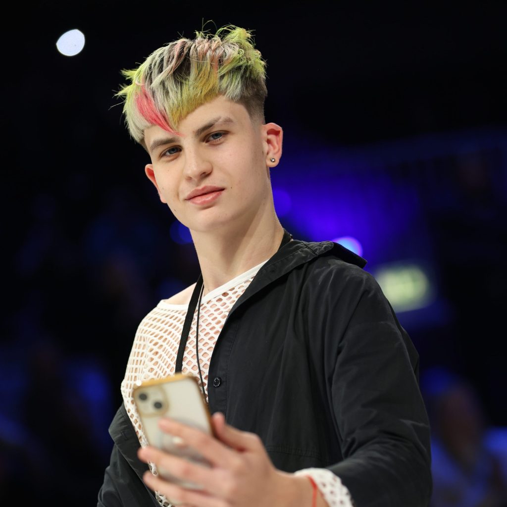 Haartrends: Diese Frisuren müssen Männer im Herbst 2025 kennen 6 Moderne Kurzhaarfrisur mit Fade Cut und farbigen Haarsträhnen in Gelb, Grün Platin und Rot