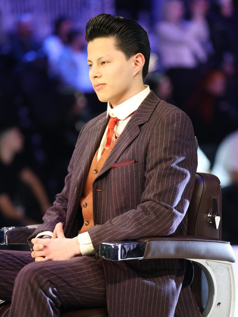 Auf dem Bild ist ein Mann mit Pompadour Frisur zu sehen