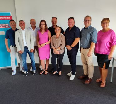 Die Teilnehmer des runden Tischs zur Bekämpfung der Schwarzarbeit im Friseurhandwerk (von links): Heinrich Stadler, Martin Gutmann, Michael Dörr, Stadträtin Isabell Hemsley, MdL Heiko Kasseckert, Nicole Laupus, Dirk Specht, RA Thiel und Heike Hengster. Foto: Kreishandwerkerschaft Hanau