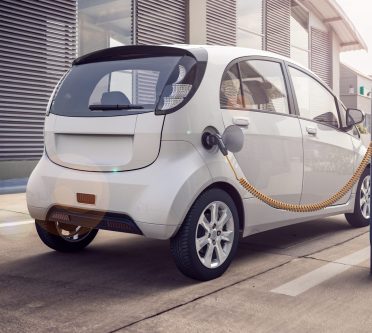 AdobeStock_257487069 Auf diesem Bild sieht man ein Elektrofahrzeug an einer Ladesäule