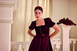 Das Bild zeigt eine Frau in einem Dirndl von Angermeier Trachten.