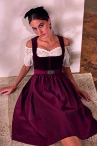 Das Bild zeigt eine Frau in einem Dirndl von Angermeier Trachten.