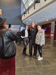 Foto von Tom Hannemann mit Besucherinnen
