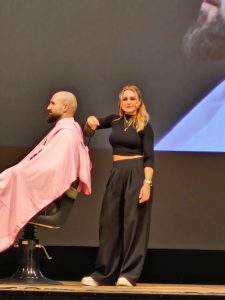 Foto von Barber Cat mit Model