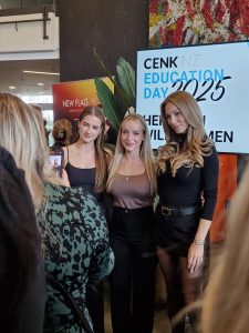 Foto von Kat Dederer und Maya Reckgert mit Besucherin