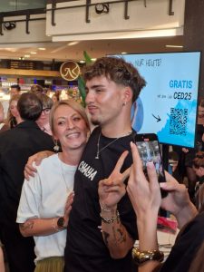 Niclas @styledbyniclas posiert für ein Foto mit Fan