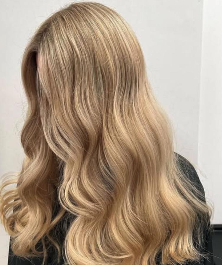 Foto von langen, sanft gewellten Haaren im Farbton Zimtblond bzw. Cinnamon Blonde