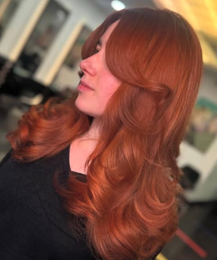 Foto von langen, geschwungenen Haaren im Farbton Cowboy Copper