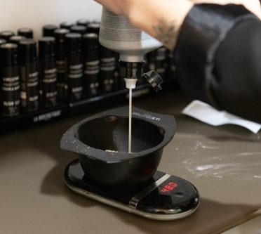 Foto zeigt das Abwiegen von Farbkomponenten im Friseursalon