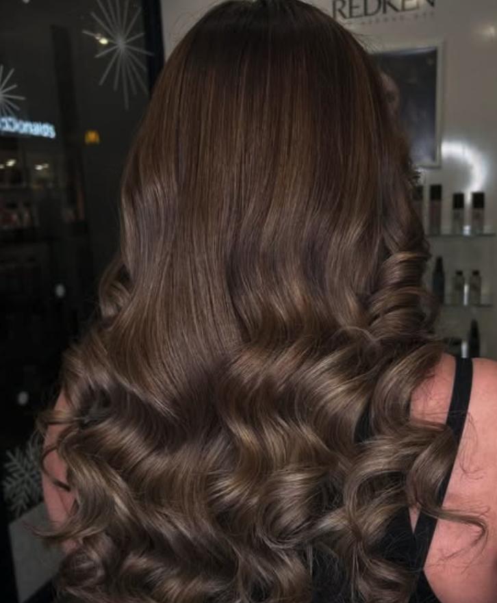 Foto von langen, welligen Haaren im Farbton Espresso Martini Brünett