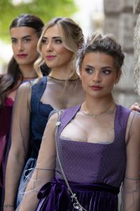 Das Bild zeigt drei elegant gestylte Frauen im Dirndl.
