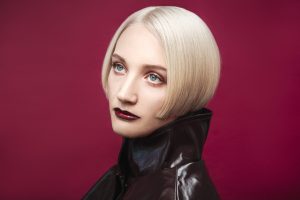 Ein blonder Micro-Bob, glatt gestylt.