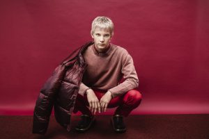 Ein kurzer blonder Männerlook.